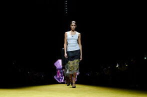 Λευκό φανελάκι: Είναι μια από τις μεγαλύτερες τάσεις της μόδας για το καλοκαίρι του 2022. - Η ιστορία του. 