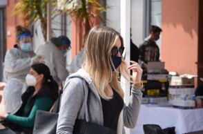 Κοπέλα με μάσκα