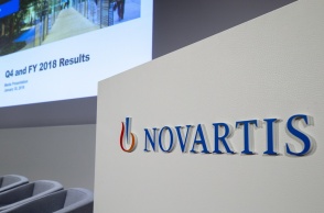Novartis - Το λογότυπο της εταιρείας σε χώρο εκδήλωσης