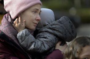 Μητέρα κρατάει στην αγκαλιά της ένα μωρό