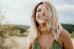 Ένα χαμογελαστό κορίτσι. 