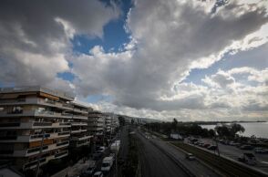 Καιρός: Συννεφιά την Κυριακή με νέα άνοδο της θερμοκρασίας