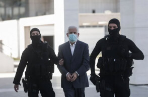 Ο Πέτρος Φιλιππίδης οδηγείται στη δίκη