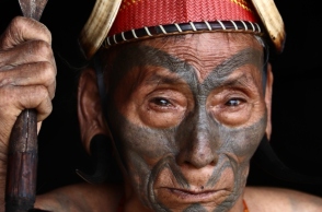 Κυνηγός κεφαλών από τη Νάγκαλαντ της Ινδίας