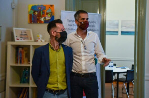 Ο Κώστας Μπακογιάννης πήγε στη Γραμμή Ψυχολογικής Στήριξης «11528 - ΔΙΠΛΑ ΣΟΥ»