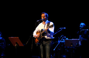 Ο Βαγγέλης Γερμανός με κιθάρα στη σκηνή