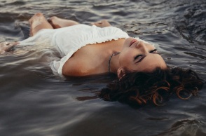 Ένα κορίτσι ποζάρει. 