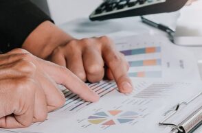 Επιστρεπτέα προκαταβολή: Νέα παράταση για την αποπληρωμή – Πότε θα πληρωθεί η πρώτη από τις 96 δόσεις