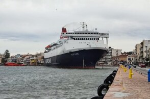 Χίος: Το πλοίο "Νήσος Σάμος" με 332 επιβάτες δεν μπορεί να δέσει στο λιμάνι	