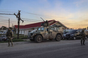Ρώσοι στρατιώτες σε σημείο ελέγχου στη Μαριούπολη κοντά στην Αζοφική Θάλασσα