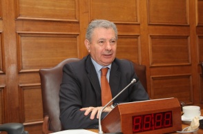 Ο Σήφης Βαλυράκης κάθεται με σταυρωμένα τα χέρια σε έδρανο της Βουλής