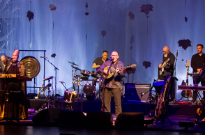 Φωτορεπορτάζ από τη sold out συναυλία των Dead Can Dance στην Αθήνα, στην Αίθουσα Σταύρος Νιάρχος - ΚΠΙΣΝ στην