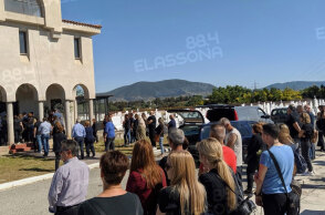 Το μωρό που σκοτώθηκε σε τροχαίο στην Ελασσόνα, αποχαιρέτισαν στην κηδεία συγγενείς και φίλοι