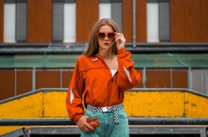 Ένα κορίτσι ποζάρει