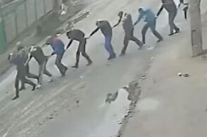 Μπούκα: Ρώσοι στρατιώτες οδηγούν Ουκρανούς προς εκτέλεση