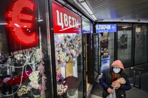 Ρωσία: Γυναίκα κρατά στην αγκαλιά της ψωμί έξω από τράπεζα στη Μόσχα