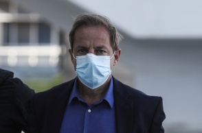 Ο Δημήτρης Λιγνάδης φορά μάσκα κατά τη μεταγωγή του στο δικαστήριο