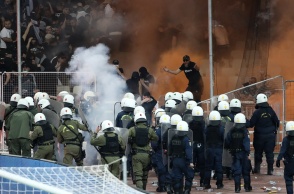 Επεισόδια στον ποδοσφαιρικό αγώνα μεταξύ Παναθηναϊκού -ΠΑΟΚ στον τελικό του Κυπέλλου Ελλάδος