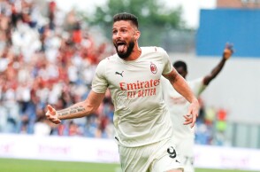 Ο Ολιβιέ Ζιρού πανηγυρίζει το γκολ του κόντρα στη Σασουόλο