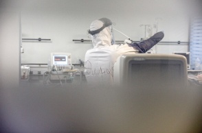 ΜΕΘ στο Αττικό Νοσοκομείο - Νοσηλεύτρια φορά στολή προστασίας