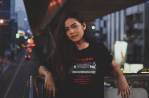 Ένα κορίτσι ποζάρει