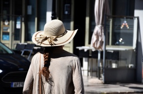 Καιρός: Γυναίκα με καπέλο