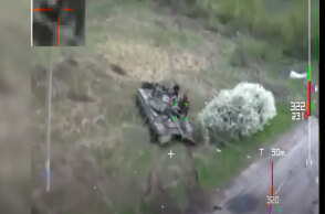 Drone καμικάζι ετοιμάζεται να συντριβεί πάνω σε ρωσικό τανκ στην Ουκρανία