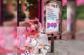 Άνδρας ποζάρει μπροστά σε στάση λεωφορείου, καθισμένος σε πολυθρόνα