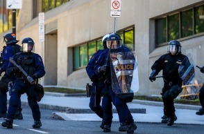 Καναδάς: Αστυνομικοί σκότωσαν νεαρό που βάδιζε κρατώντας τουφέκι κοντά σε σχολεία.