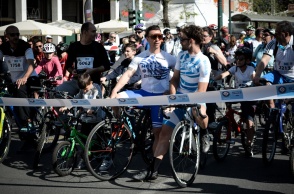 Ποδηλατικός γύρος της Αθήνας: Ποδηλάτες αναμένουν το σήμα εκκίνησης