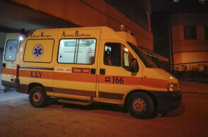 Με ασθενοφόρο του ΕΚΑΒ στο νοσοκομείο στα Ιωάννινα ο φοιτητής που έπεσε στο κενό