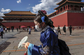 Χαλαρώνουν τα μέτρα για τον κορωνοϊό στο Πεκίνο