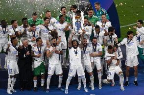 Ο Μαρσέλο της Ρεάλ Μαδρίτης σηκώνει την κούπα του Champions League στο Παρίσι