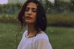 Ενα κορίτσι. 