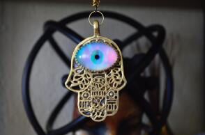 Μάτιασμα - Ξεμάτιασμα: Όλα για το «μάτι» - Τι είναι, πώς φεύγει, ποια η πρόληψη, τι λέει η εκκλησία και η επιστήμη.