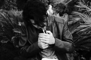 Ασπρόμαυρη φωτογραφία άντρα που καπνίζει