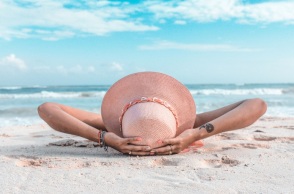 Ένα κορίτσι στην παραλία. 