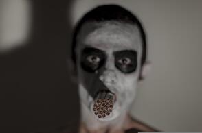 Άνθρωπο με πολλά τσιγάρα στο στόμα