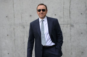 Ο Κέβιν Σπέισι αντιμετωπίζει ποινική δίωξη στη Βρετανία για σεξουαλικές επιθέσεις 