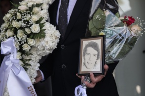 Κηδεία Δάκη: Η φωτογραφία του τραγουδιστή στην πομπή μπροστά από το φέρετρο