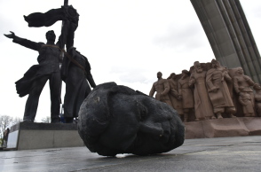 Οταν μνημείο της ρωσοουκρανικής φιλίας στο Κίεβο έγινε συντρίμμια 