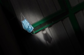 Μάσκα προστασίας από τον κορωνοϊό που κρέμεται