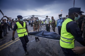 Συντριβή αεροσκάφους στο Νεπάλ: Οι αρχές μεταφέρουν τα πτώματα των επιβατών
