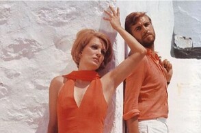 Τόσα Καλοκαίρια: Στιγμιότυπο από την ταινία «Γοργόνες και Μάγκες» με την Μαίρη Χρονοπούλου και τον Λάκη Κομνηνό