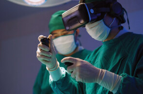 Χειρουργοί με ρομποτικό σύστημα