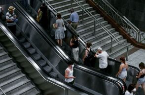 Πολίτες με μάσκα στο μετρό Συντάγματος