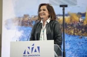 Η Ντόρα Μπακογιάννη στο βήμα κομματικής εκδήλωσης