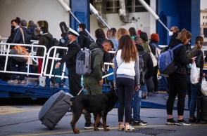 Πολίτες περιμένουν να επιβιβαστούν στο πλοίο