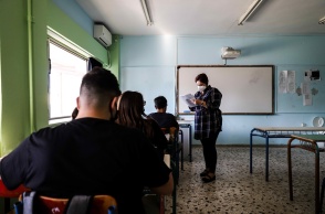 Γυμνάσιο: Μαθητές στην τάξη τους - Η εκπαιδευτικός όρθια φορώντας τη μάσκα της