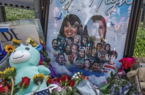 Λουλούδια και φωτογραφίες των θυμάτων που δέχθηκαν πυροβολισμούς σε σχολείο του Τέξας στις ΗΠΑ